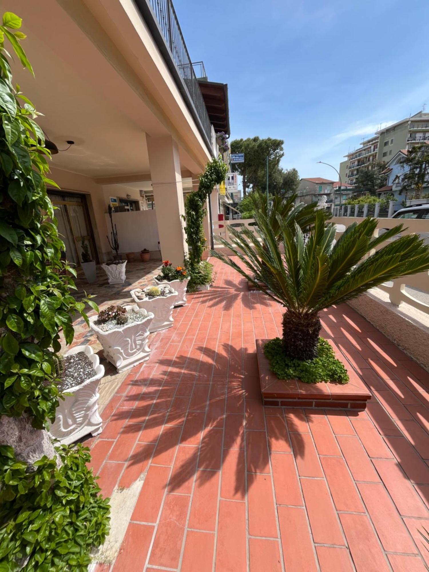 Bouganville Casa Vacanza Ambiente Climatizzato Con Wi Fi Pineto Exterior photo
